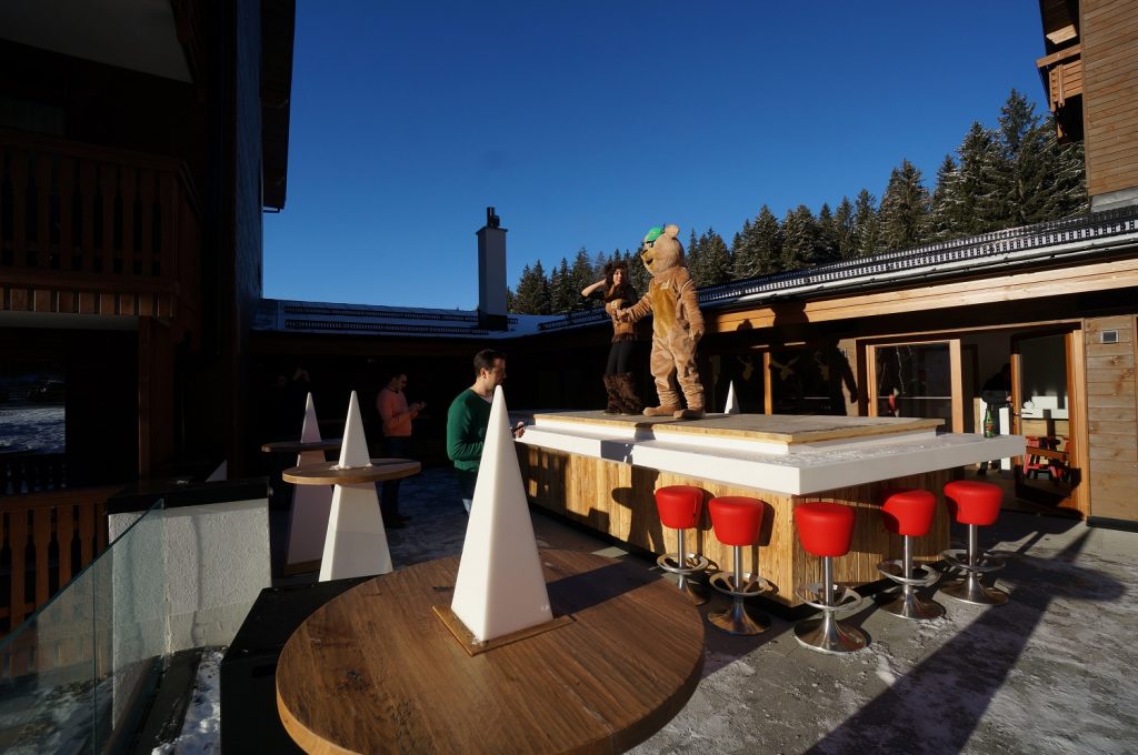 catwalk Corian si masa CORIAN la Teleferic Brasov - TREND FURNITURE