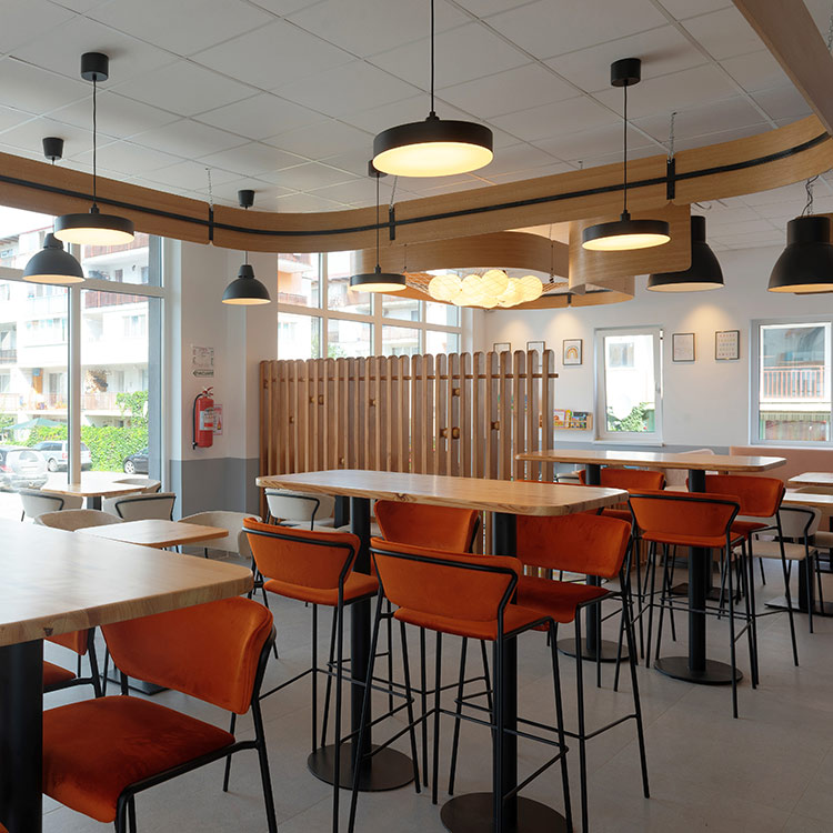 Scaune și Taburete Bar – Ghid complet pentru alegerea mobilierului de bar
