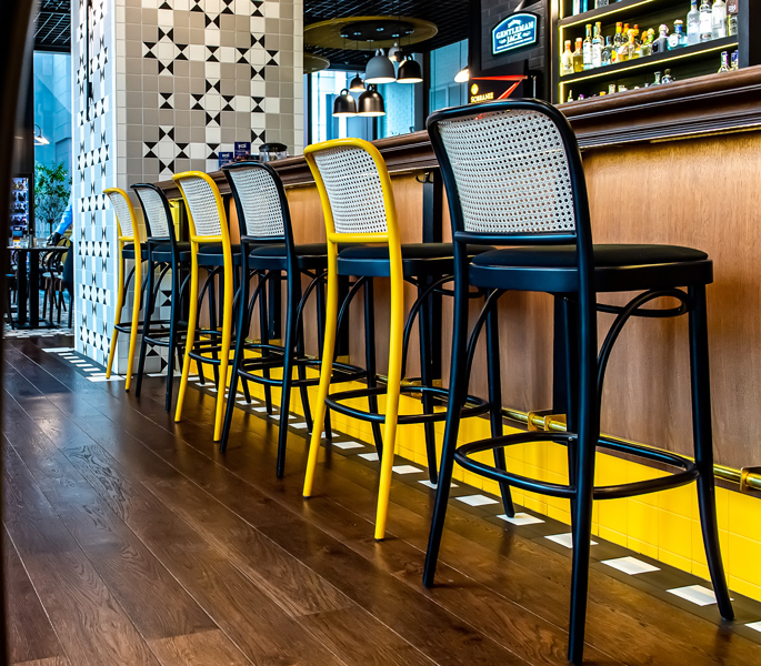 Mobilier bar: cum alegi scaunele, taburetii și mesele potrivite pentru un bar modern